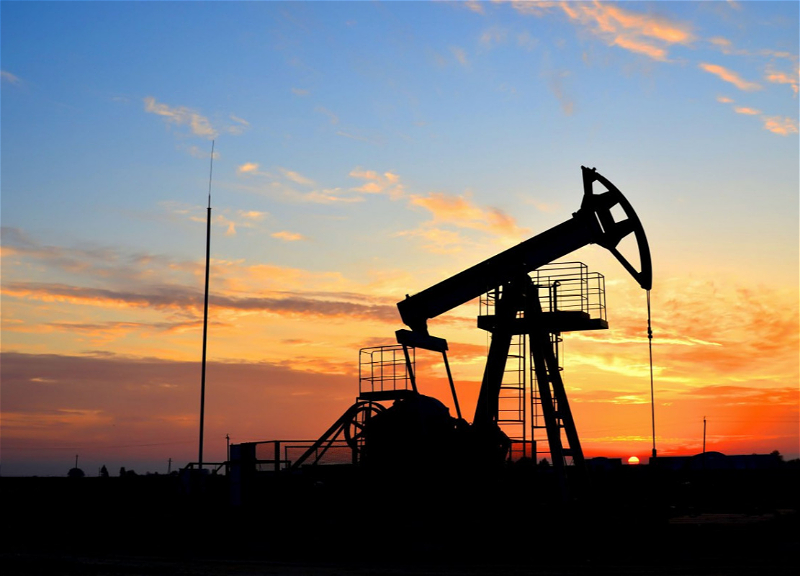 Стоимость нефти падает после заметного роста торговым днем ранее