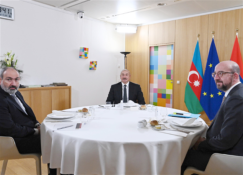 Прежняя повестка в новых условиях. Брюссель продолжает модераторство в переговорах Баку и Иревана