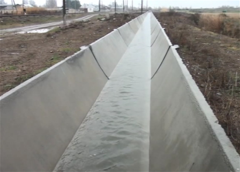 В Физули строятся новые бетонные водные каналы