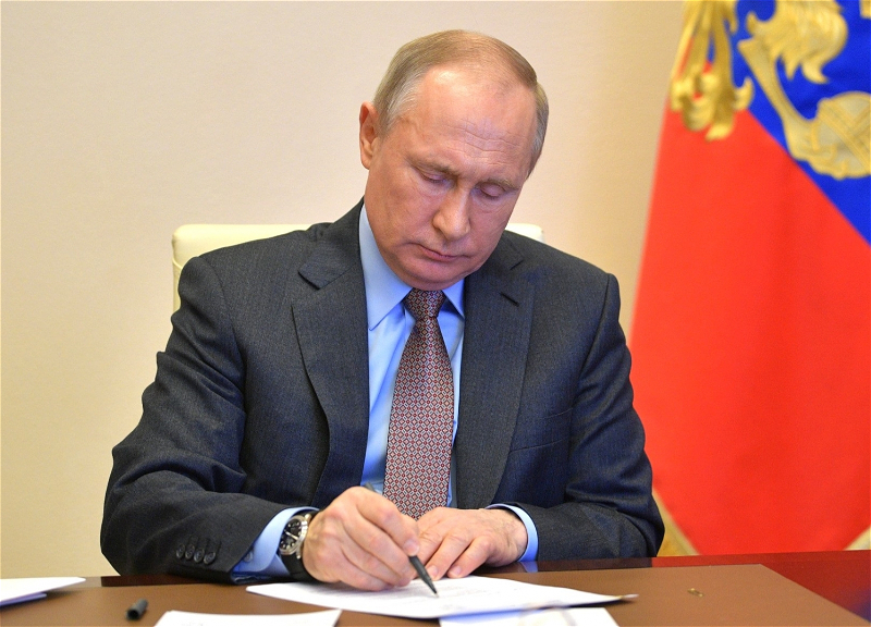 Путин подписал закон о штрафах за отрицание решающей роли советского народа в разгроме нацистской Германии