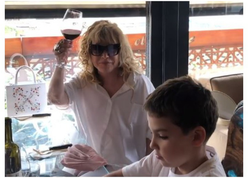 С бокалом красного вина: Алла Пугачева показала кадры семейного застолья в Израиле - ВИДЕО