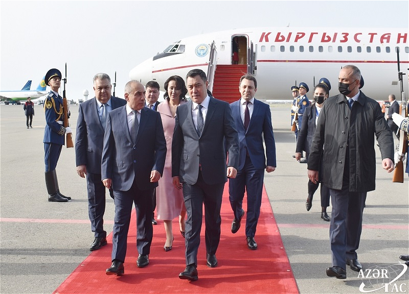 Qırğızıstan Prezidenti Azərbaycana rəsmi səfərə gəlib – FOTO