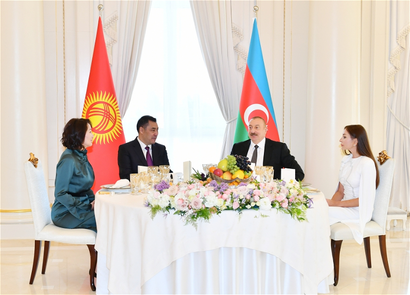 От имени Ильхама Алиева и Мехрибан Алиевой в честь Президента Кыргызстана и его супруги дан официальный обед