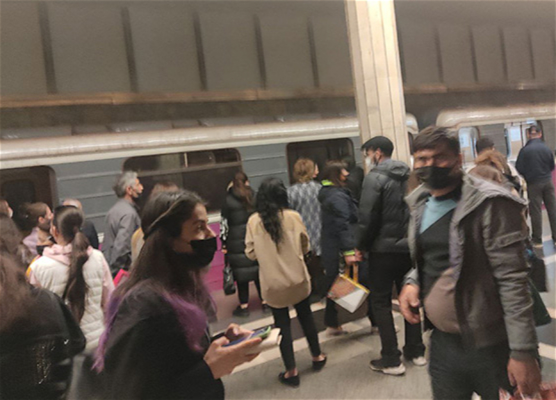 В бакинском метро возникли проблемы, пассажиров эвакуировали