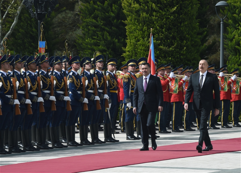В Баку состоялась церемония официальной встречи Президента Кыргызстана - ФОТО