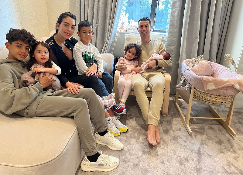 Роналду поделился фотографией своей пополненной семьи – ФОТО
