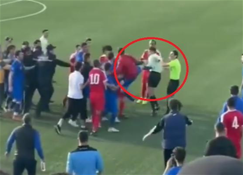 На футбольном матче в Азербайджане избили судью – ВИДЕО
