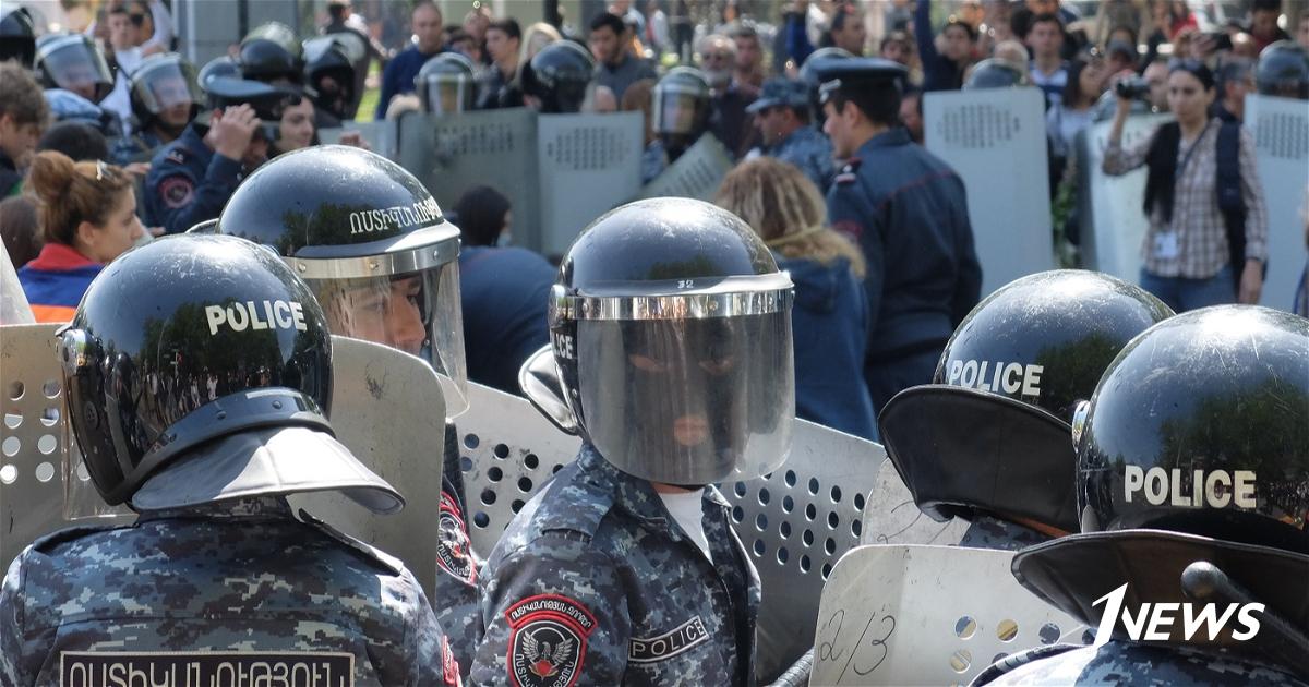 Полиция задерживает участников акции протеста в Иреване