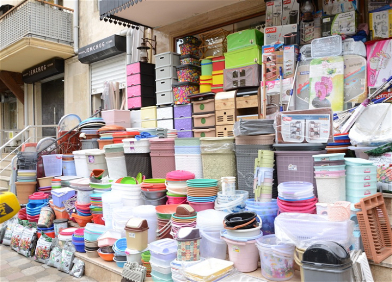 За незаконную торговлю на улицах Баку грозит штраф в 80 манатов – ВИДЕО