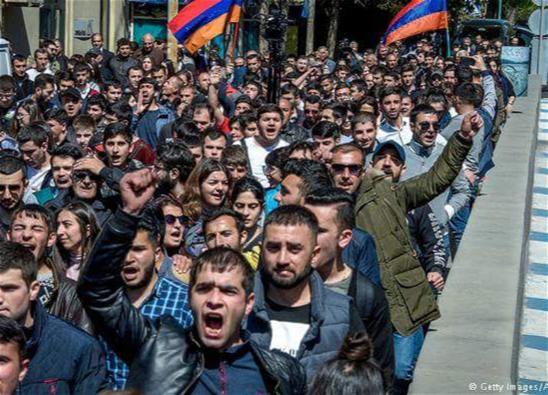 В Иреване и Гюмри оппозиция проводит шествия протеста против политики властей Армении