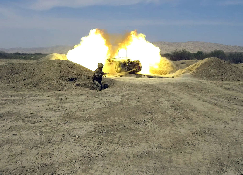 ВС Азербайджана провели тактические учения ракетно-артиллерийских подразделений с боевой стрельбой - ВИДЕО