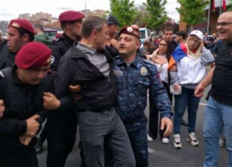 Полицейские в Иреване задержали бывшего шефа полиции Армении - ВИДЕО