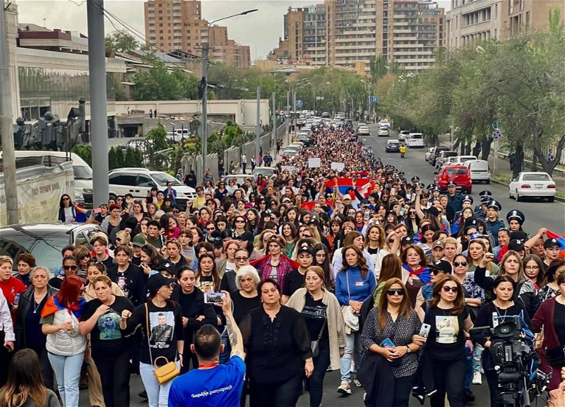 Женское шествие протеста в Армении: участниц акции сопровождают женщины-полицейские - ФОТО
