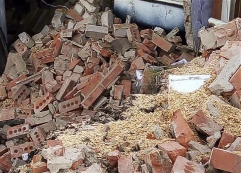В Баку частично обрушился жилой дом, жители эвакуированы - ВИДЕО
