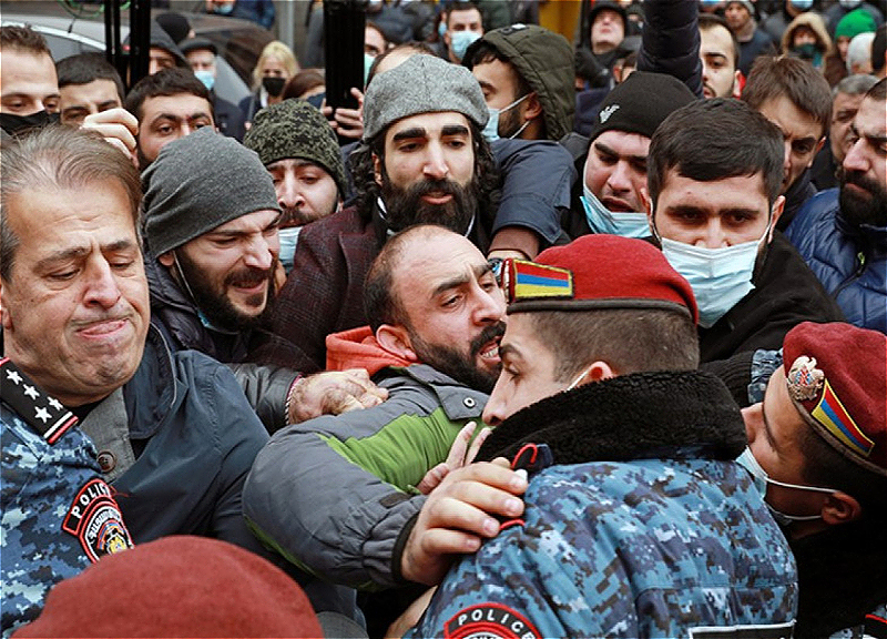 Армянская полиция вновь задерживает участников шествия в Иреване