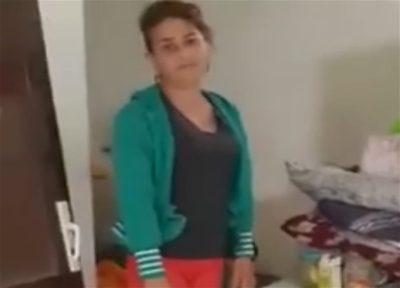 Женщина с маленьким ребенком проживает в туалете бакинского торгового центра – ВИДЕО