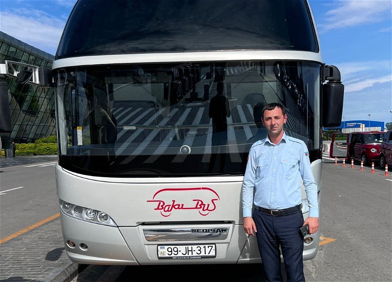 Водитель BakuBus вернул пассажиру 20 тысяч долларов, забытых им в салоне автобуса