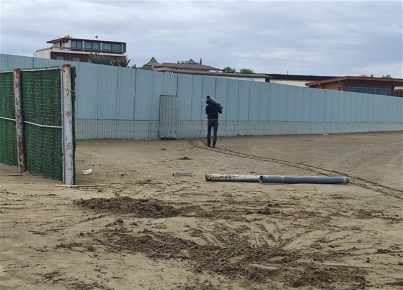 Жители поселка Бузовна добились демонтажа заборов, заграждающих выход к пляжу - ФОТО