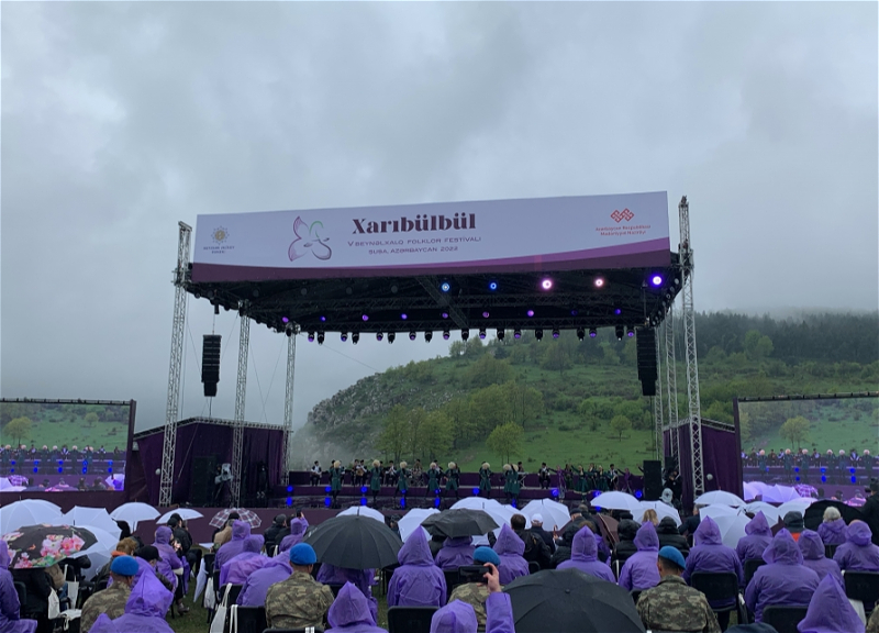 Ильхам Алиев и Мехрибан Алиева приняли участие в открытии V Международного фольклорного фестиваля «Харыбюльбюль» - ФОТО