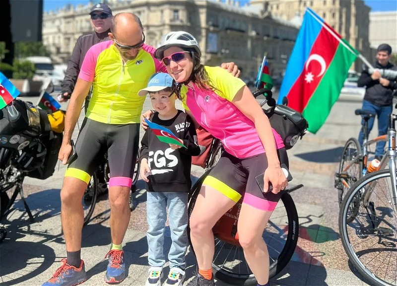 Из Франции в Баку на велосипеде: Потрясающая история Эмили и Дэви Санчис – ФОТО