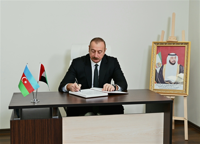 Ильхам Алиев посетил посольство ОАЭ, чтобы выразить соболезнования в связи с кончиной Президента Эмиратов - ФОТО