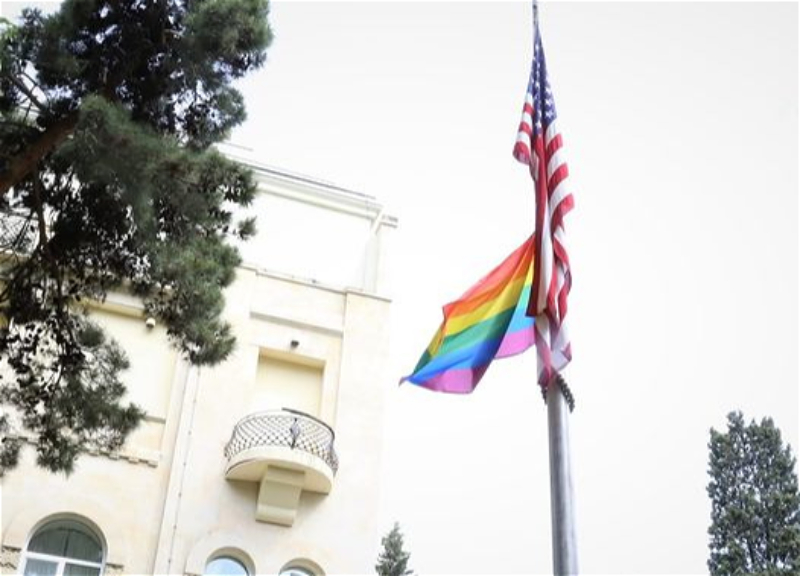Посольства США и Великобритании в Баку вывесили флаг ЛГБТ – ФОТО