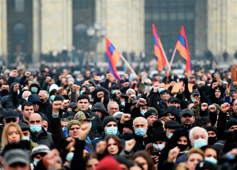 В Ереване противники Пашиняна начали митинг