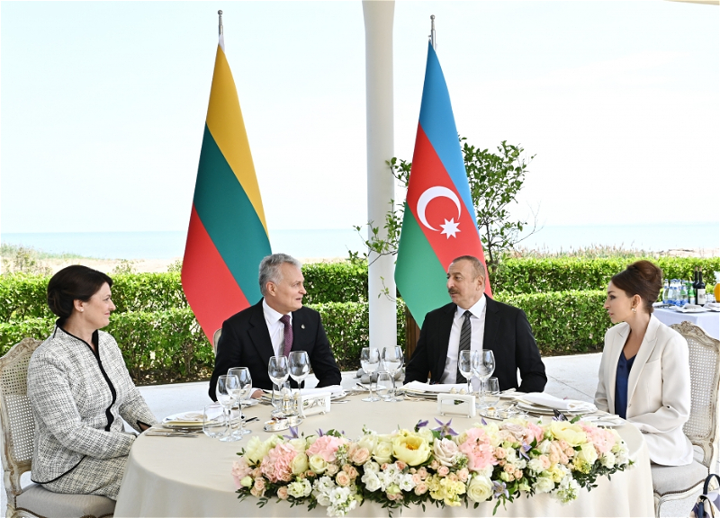 От имени Ильхама Алиева и Мехрибан Алиевой дан официальный обед в честь Президента Литвы и его супруги - ФОТО
