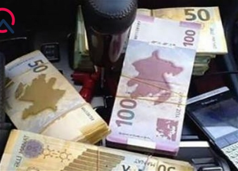 В Баку молодой человек разбрасывал «деньги» из окна автомобиля