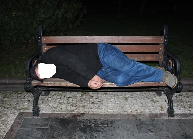 В Баку нетрезвый сотрудник BP уснул на скамейке: у него украли дорогие часы и даже обувь