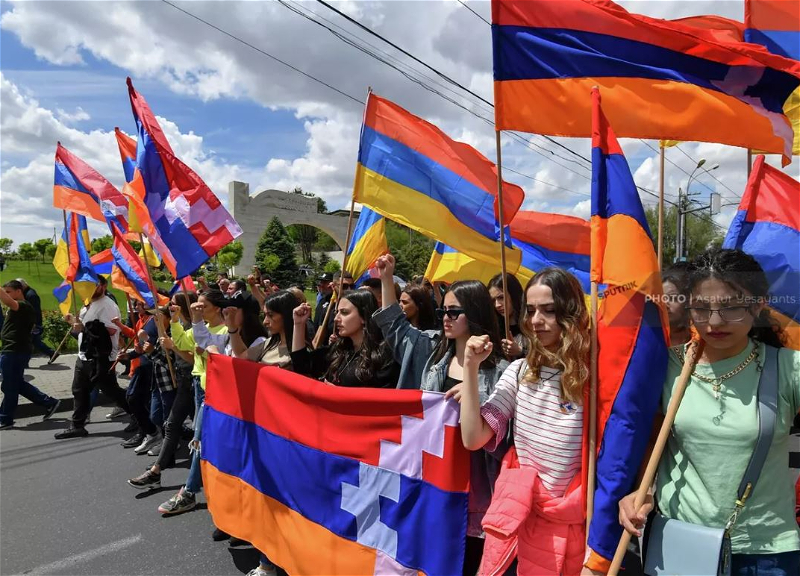 Протестующие в Армении дошли до резиденции президента страны - ВИДЕО - ОБНОВЛЕНО