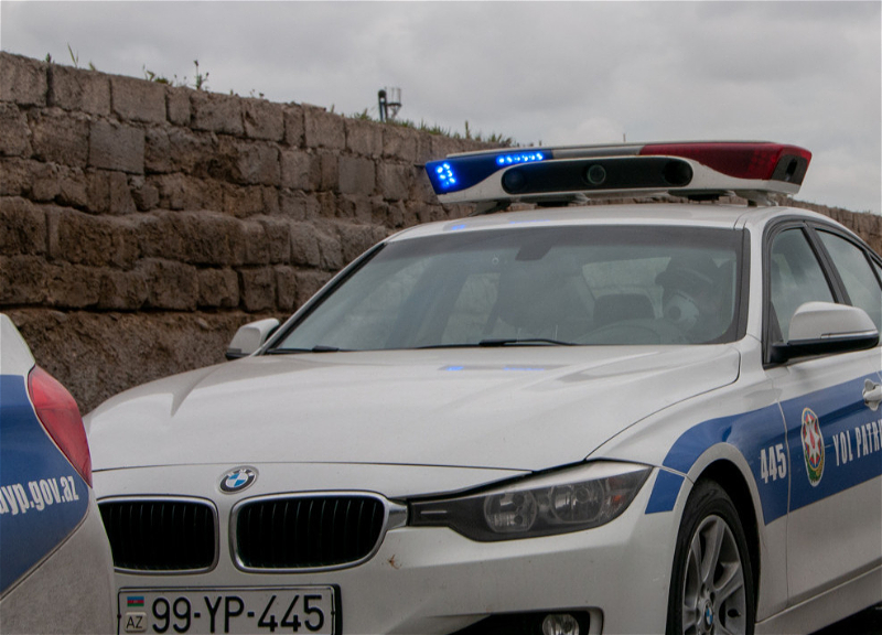 В Баку попал в ДТП автомобиль дорожной полиции, есть пострадавшие