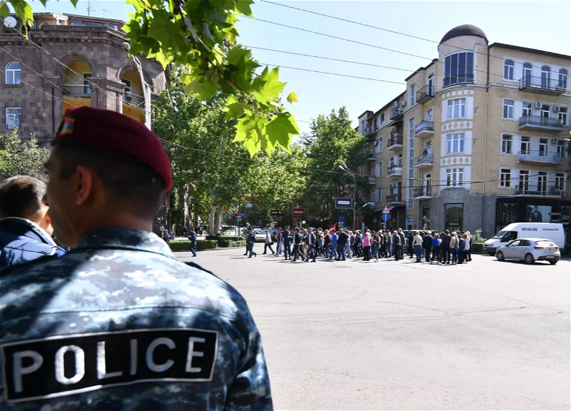 В Иреване сторонники оппозиции заблокировали станцию метро - ОБНОВЛЕНО