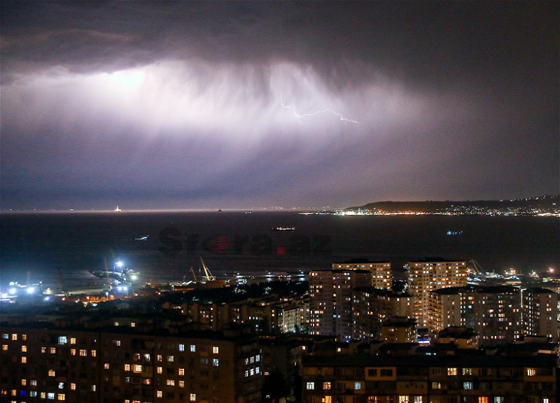 Гром и молния: В Баку бушует май - ФОТО