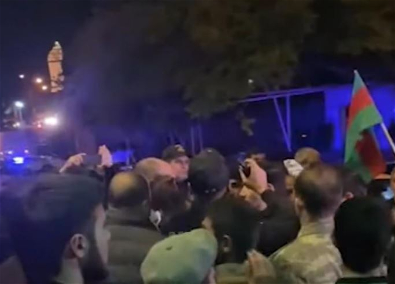 Жители Баку протестуют против ночного клуба у кладбища шехидов - ВИДЕО