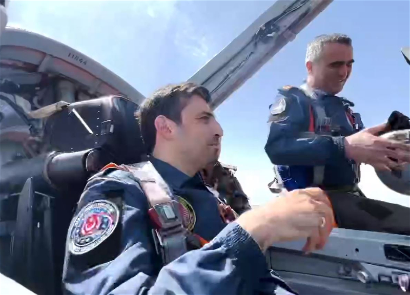 «В небе над родным Азербайджаном»: Сельчук Байрактар сел за штурвал истребителя в Баку - ВИДЕО