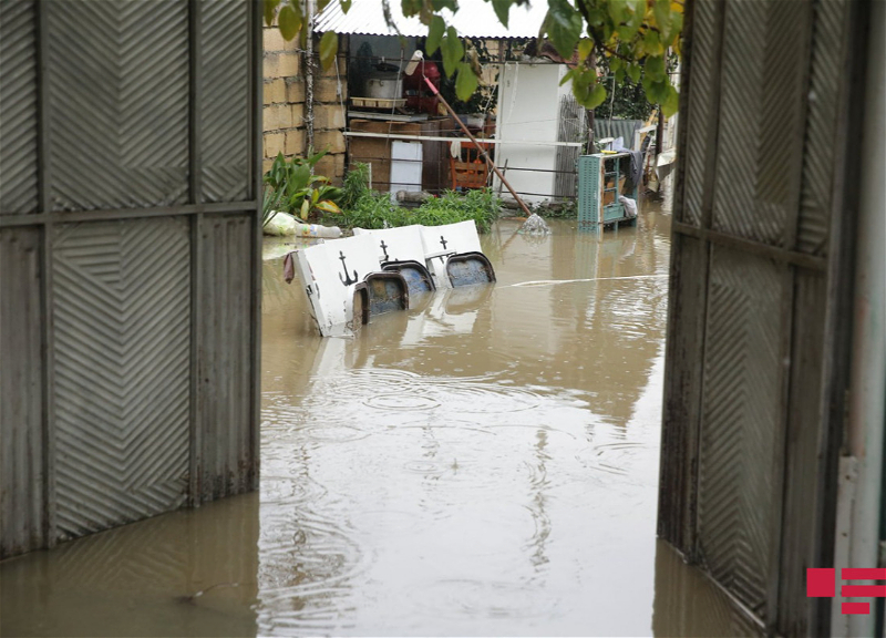 В Шеки ливень привел к разливу реки, затоплено несколько домов