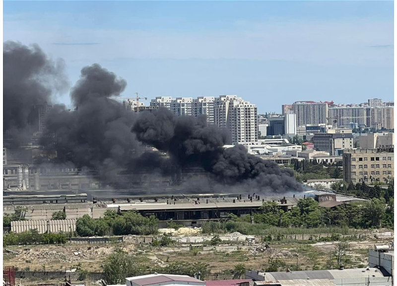 В Баку в результате пожара пострадали двое сотрудников МЧС – ОБНОВЛЕНО - ВИДЕО