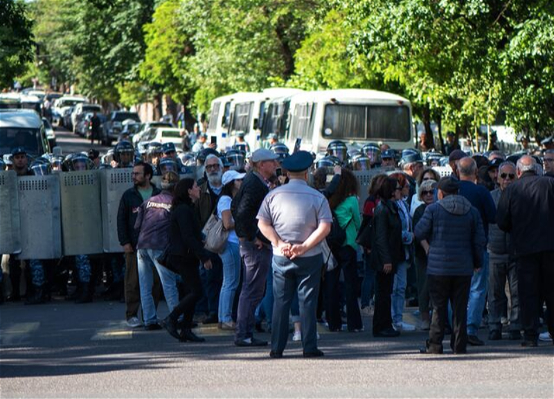 Сторонники оппозиции прорвали оцепление у здания правительства в Иреване
