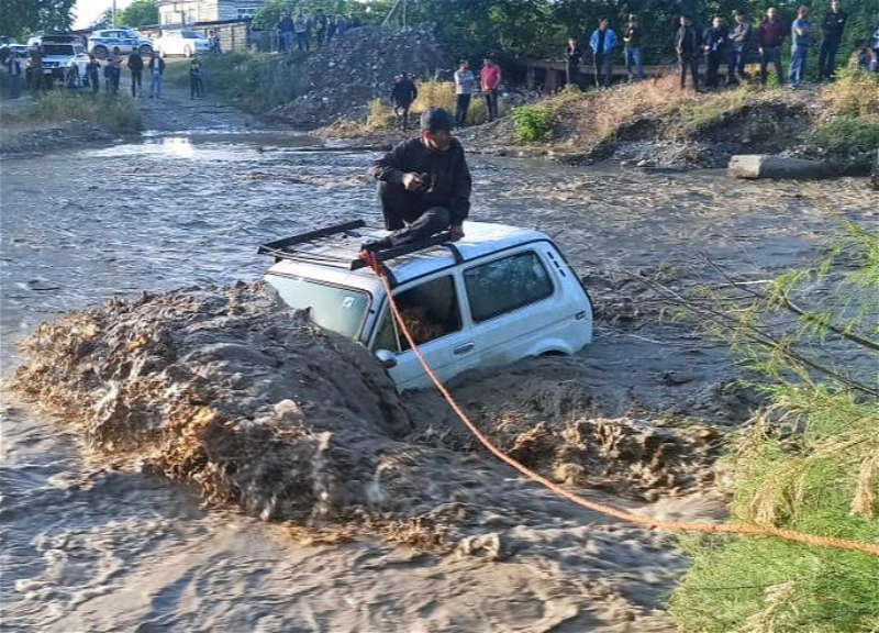 В Хачмазе автомобиль застрял в реке, водитель был спасен - ФОТО – ВИДЕО
