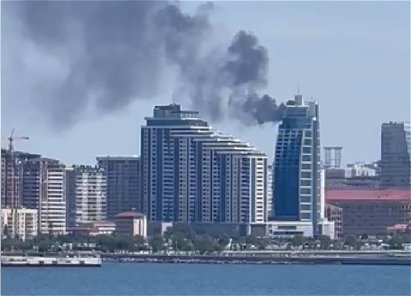 В центре Баку горит многоэтажное здание - ВИДЕО