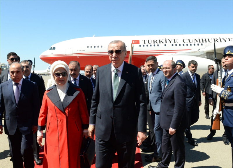 Президент Турции Реджеп Тайип Эрдоган прибыл с рабочим визитом в Азербайджан - ФОТО