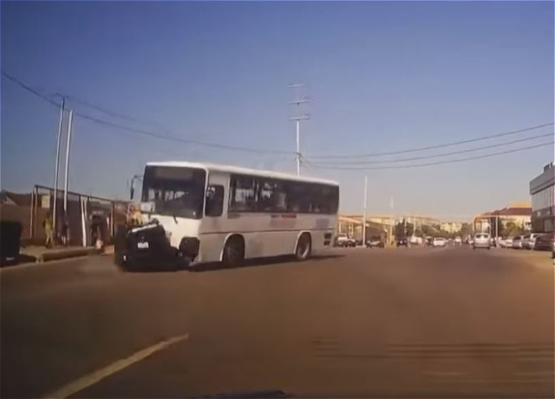 В Сураханы произошло лобовое столкновение автобуса с легковой машиной – ВИДЕО