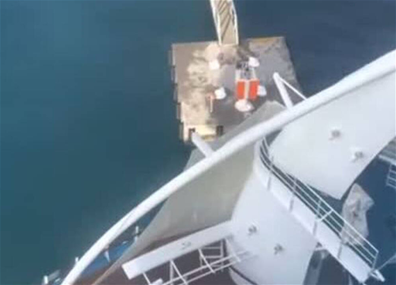 Самый длинный лайнер в мире врезался в причал и попал на видео – ВИДЕО
