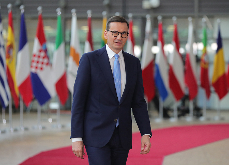 Премьер Польши: В ЕС могут запретить третьим странам закупать нефть у России