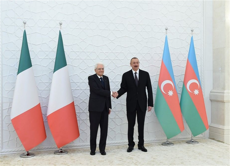 Президент Ильхам Алиев поздравил Президента Италии