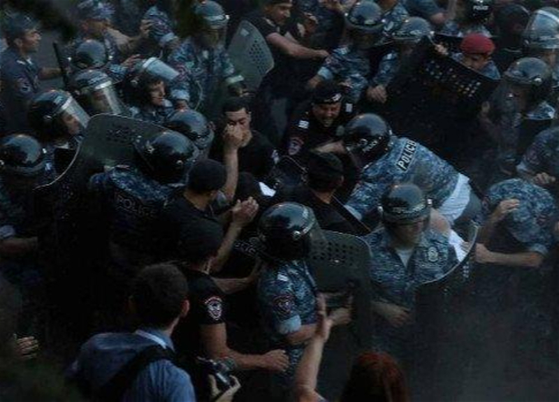 В Иреване произошли столкновения: Для разгона митинга полицейские применили светошумовые гранаты