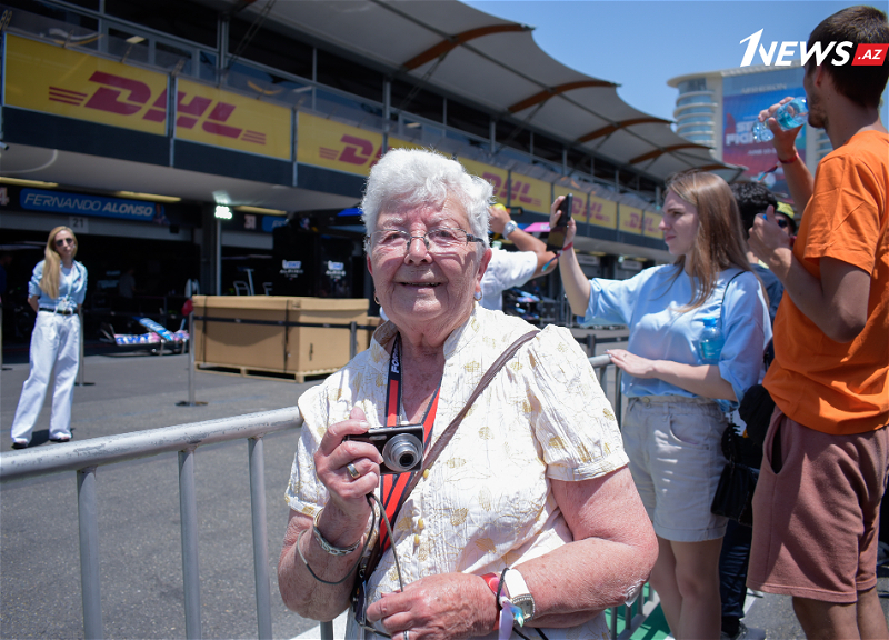 «Мне здесь нравится»: 85-летняя британка приехала в Баку ради Формулы-1