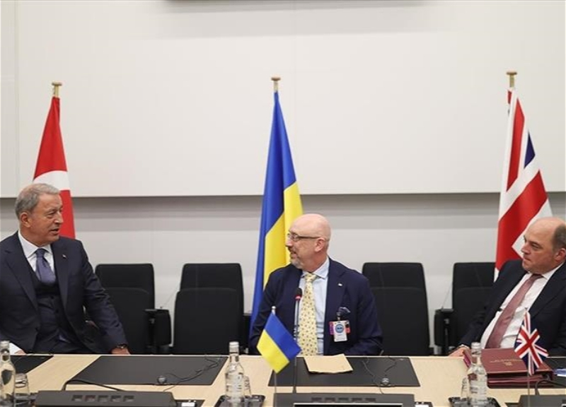 Главы Минобороны Турции, Британии и Украины провели встречу в Брюсселе