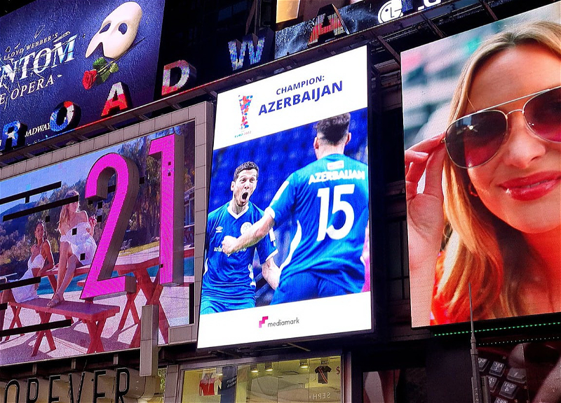 Постеры, рассказывающие об исторической победе сборной Азербайджана, на башне Times Square в Нью-Йорке - ФОТО - ВИДЕО